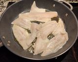 Foto del paso 6 de la receta: Merluza en salsa de tomate y verduras con queso