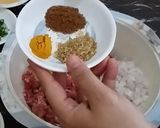 A picture of step 2 of Kachay Qeemay ke kebab.