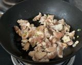 Hình bước làm 2 của món Thịt Gà Xào Bí Đỏ