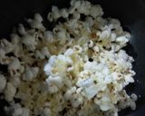 A picture of step 2 of Cheese Schezwan popcorn bhel.