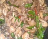 รูปขั้นตอนการทำที่ 1 ของ ผัดเห็ดฟางหมูสับ
