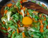 Foto langkah ke 4 dari resep Tumis buncis wortel brokoli+ telur orak arik.