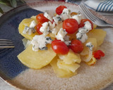 Foto del paso 3 de la receta: Papas a lo pobre con tomatitos confitados y queso azul