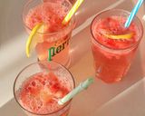 صورة لخطوة 2 من وصفة كوكتيل الفراولة بماء غازي 🍹🍹🍹🍓