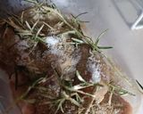 Foto langkah ke 2 dari resep Ayam panggang Rosemary.