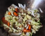 Foto langkah ke 5 dari resep Tumis kembang kol, wortel, buncis dan ayam.