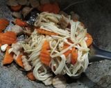 Foto langkah ke 3 dari resep Tumis Wortel Enoki.