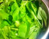 Foto del paso 1 de la receta: Ensalada de rúcula y huevo pasado por agua