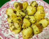 Foto del paso 4 de la receta: Mini patatas cocidas con piel a la vinagreta de ajo y perejil en microondas