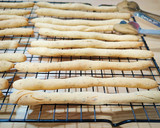 Foto del paso 5 de la receta: Palitos de harina de garbanzo con hierbas provenzales y sésamo