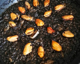 Foto del paso 9 de la receta: Arroz negro con sepia y mejillones
