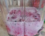 A picture of step 1 of Mixed Berry Milk shake 😍.