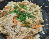 Foto del paso 4 de la receta: Fideos de arroz con verduras salteadas, huevo y salsa de cacahuete