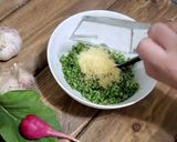 A picture of step 2 of Pesto sauce from radish leaves.