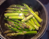 Foto del paso 1 de la receta: Gallo enrollado con espárragos y salsa de limón