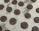 Gambar langkah 4 resipi Biskut Coklat Sedap 4 Bahan.