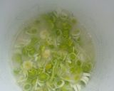 Foto del paso 1 de la receta: Salsa de puerros y pollo