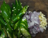 Foto langkah ke 3 dari resep Tumis tongkol daun kemanggi.