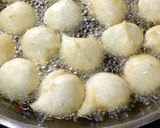 A picture of step 4 of Dahi Vada.