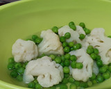 Foto del paso 2 de la receta: Merluza en salsa con coliflor y guisantes