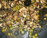 Foto del paso 5 de la receta: Espaguetis con champiñones, ajos, cayena y alcaparras