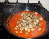 Foto del paso 7 de la receta: Almejas frescas encebolladas con salsa de tomate