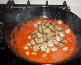 Foto del paso 7 de la receta: Almejas frescas encebolladas con salsa de tomate