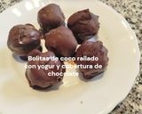 Foto del paso 8 de la receta: Bolitas de coco rallado con yogur y cobertura de chocolate