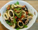 Foto langkah ke 4 dari resep Cumi tumis paprika hijau.