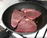 Foto del paso 1 de la receta: Atún con tomate a la plancha