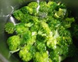 Hình bước làm 4 của món Mỳ Fusilli Với Broccoli Sốt Kem