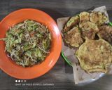 Foto langkah ke 6 dari resep Tumis kembang turi, kecambah campur teri dan ikan asin klotok.