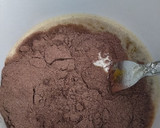 Foto langkah ke 4 dari resep Brownies kukus chocolatos (chocochips+keju) simple & no mixer.