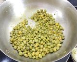 A picture of step 1 of Lilva Tuvar in green garlic gravy.