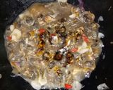 Foto langkah ke 5 dari resep Tumis Kerang Tahu Lada Hitam.