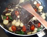 Foto langkah ke 3 dari resep Tumis Jamur Kuping.