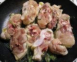 Hình bước làm 1 của món Gà nấu bia và lá xô thơm