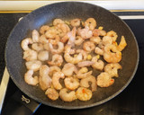 Foto del paso 2 de la receta: Gambas al ajillo y ensalada de aguacate