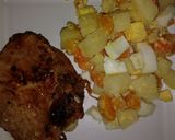 Foto del paso 3 de la receta: Costeletas de cerdo con ensalada de papa