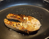 Foto del paso 1 de la receta: Salmón a la plancha con salsa de soja y miel
