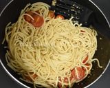 Foto langkah ke 5 dari resep Oseng Spaghetti Ayam dan tomat Cherry.