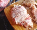 Foto del paso 6 de la receta: Pechuga de pollo rellena de quesos envuelta en tocino keto