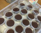 Foto langkah ke 4 dari resep Puding Mawar Jeruk Lapis Coklat.