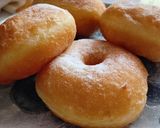 Foto langkah ke 7 dari resep Donat kentang tabur gula halus.