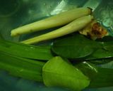 Foto langkah ke 5 dari resep Tumis Daun Pepaya Jepang Ikan Roa.