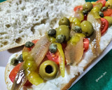 Foto del paso 5 de la receta: Bocadillo de anchoas con cherrys, mascarpone y encurtidos
