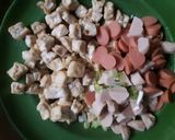 Foto langkah ke 1 dari resep Tumis sosis bakso kecap.