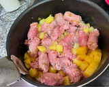 Foto del paso 2 de la receta: Salchichas frescas con patatas al vino