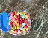 Foto del passaggio 7 della ricetta Tartufini al caffè e mascarpone con smarties colorati al cioccolato
