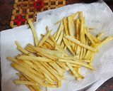 Foto del paso 1 de la receta: Huevos fritos con papas fritas y salchichas